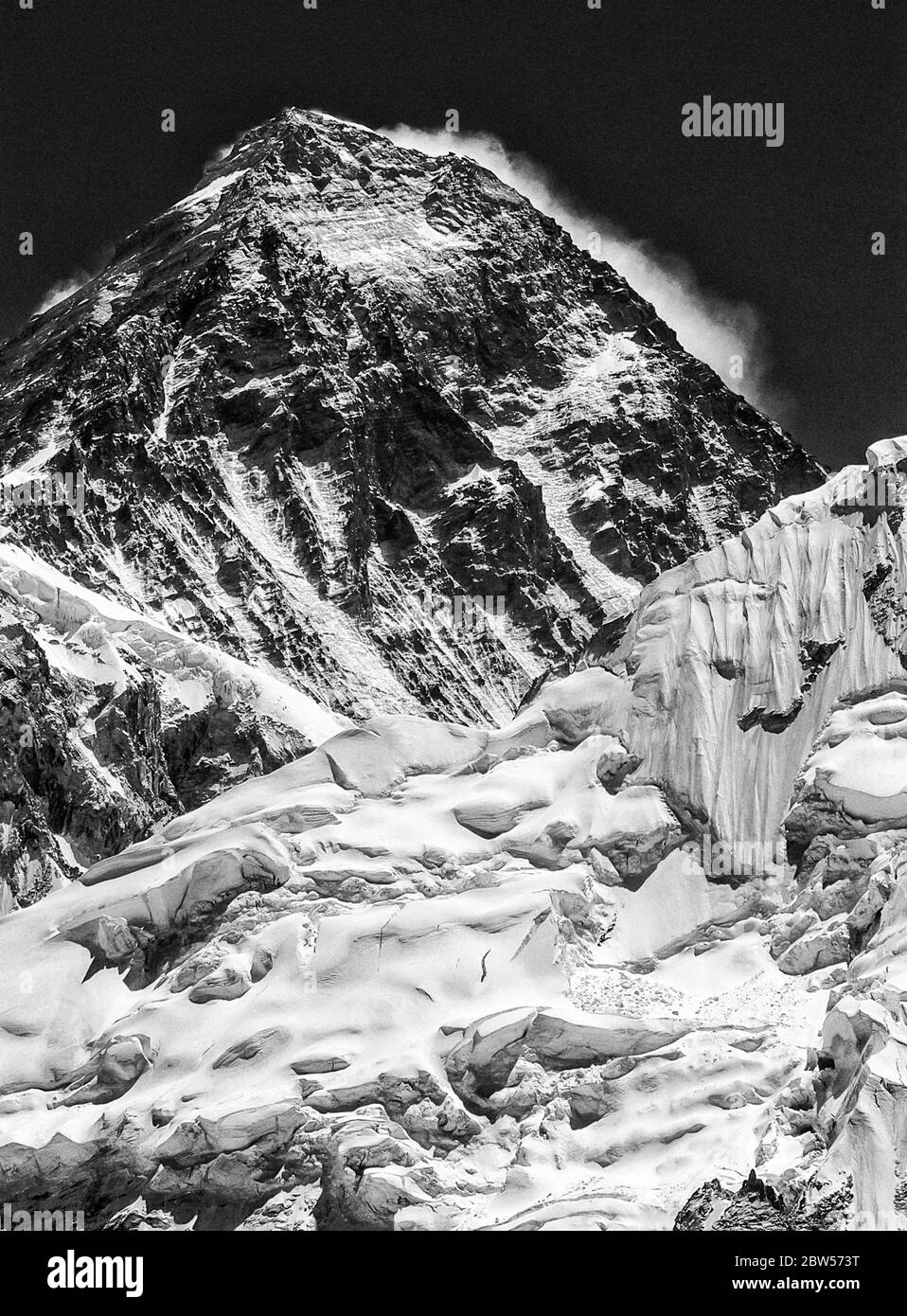 Nepal. Monte Everest [Chomolongma] 8848m la montaña más alta del mundo, en monocromo, como se ve