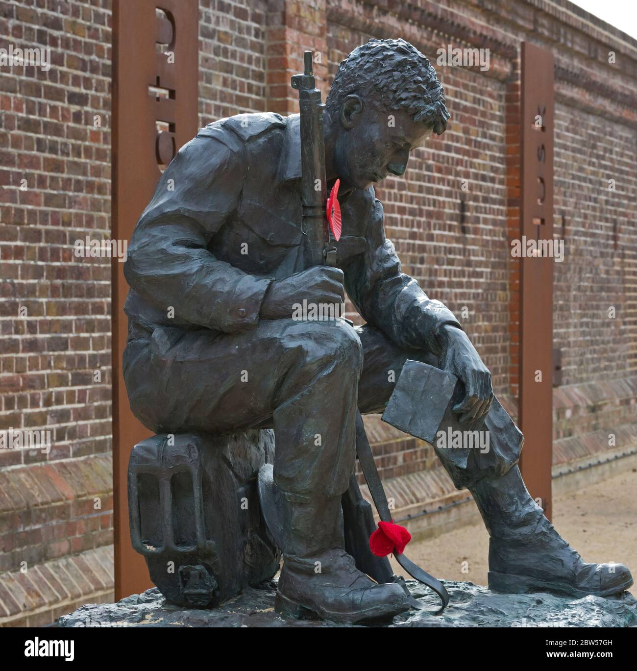 Una estatua fuera del museo del día D en Portsmouth, Hampshire, Inglaterra, Reino Unido. Un conmovedor homenaje a los que lucharon y a los que dieron sus vidas en la Segunda Guerra Mundial Foto de stock