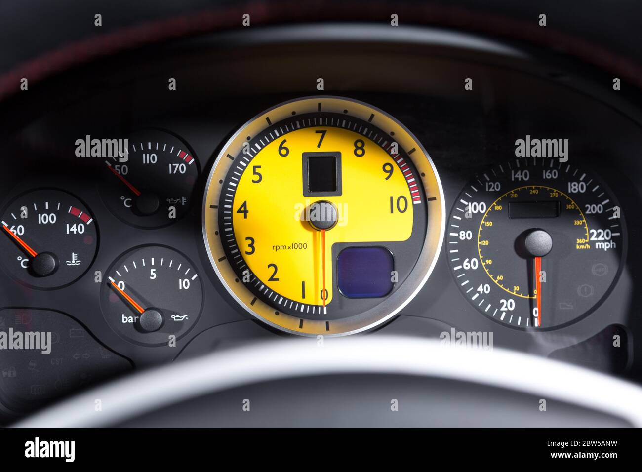 Detalle de velocímetro amarillo en un coche Ferrari Fotografía de stock -  Alamy