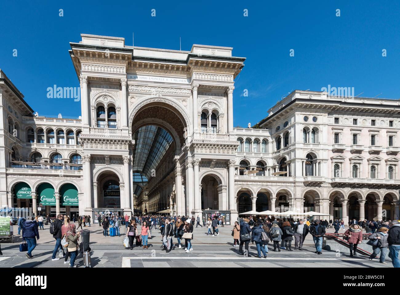 MILÁN, ITALIA - 16, MARZO, 2018: Imagen horizontal del exterior de la Galería Vittorio Emanuele II, un recorrido turístico de Milán, Italia Foto de stock