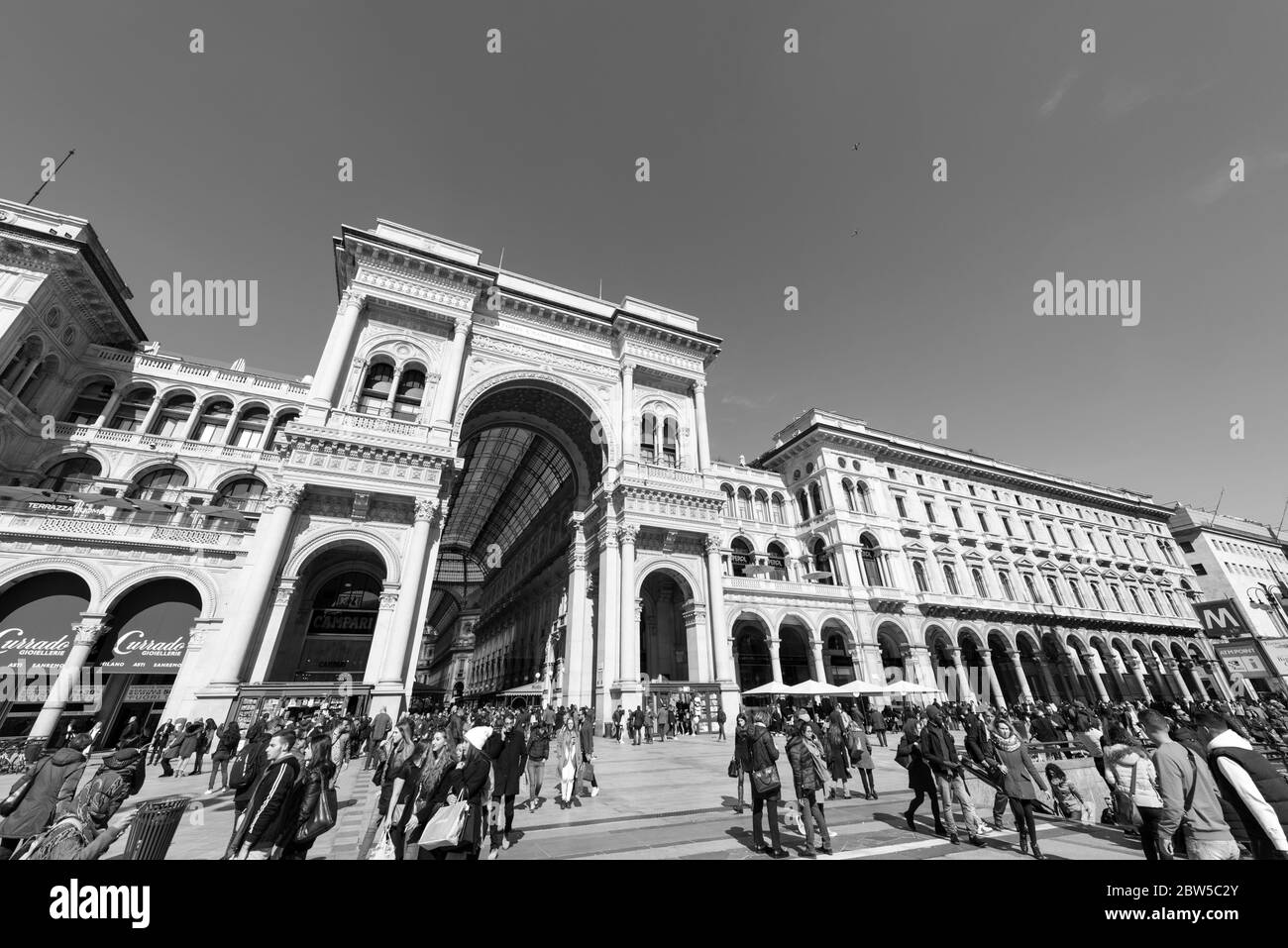 MILÁN, ITALIA - 16, MARZO de 2018: Imagen en blanco y negro del exterior de la Galería Vittorio Emanuele II, un recorrido turístico de Milán, Italia Foto de stock