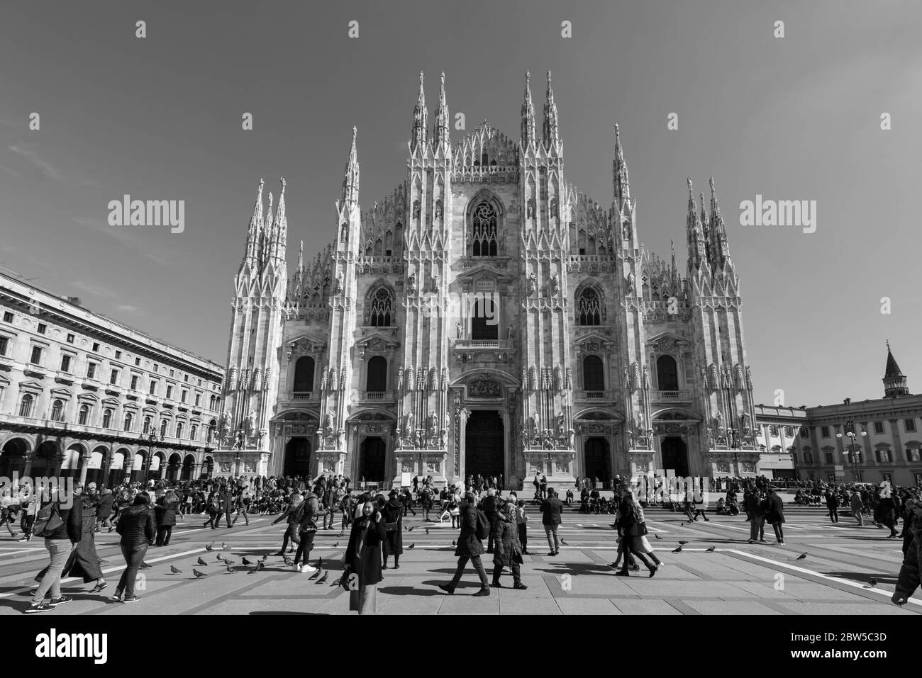 MILÁN, ITALIA - 16, MARZO de 2018: Imagen en blanco y negro del Duomo di Milano, una importante catedral católica de Milán, Italia. Foto de stock