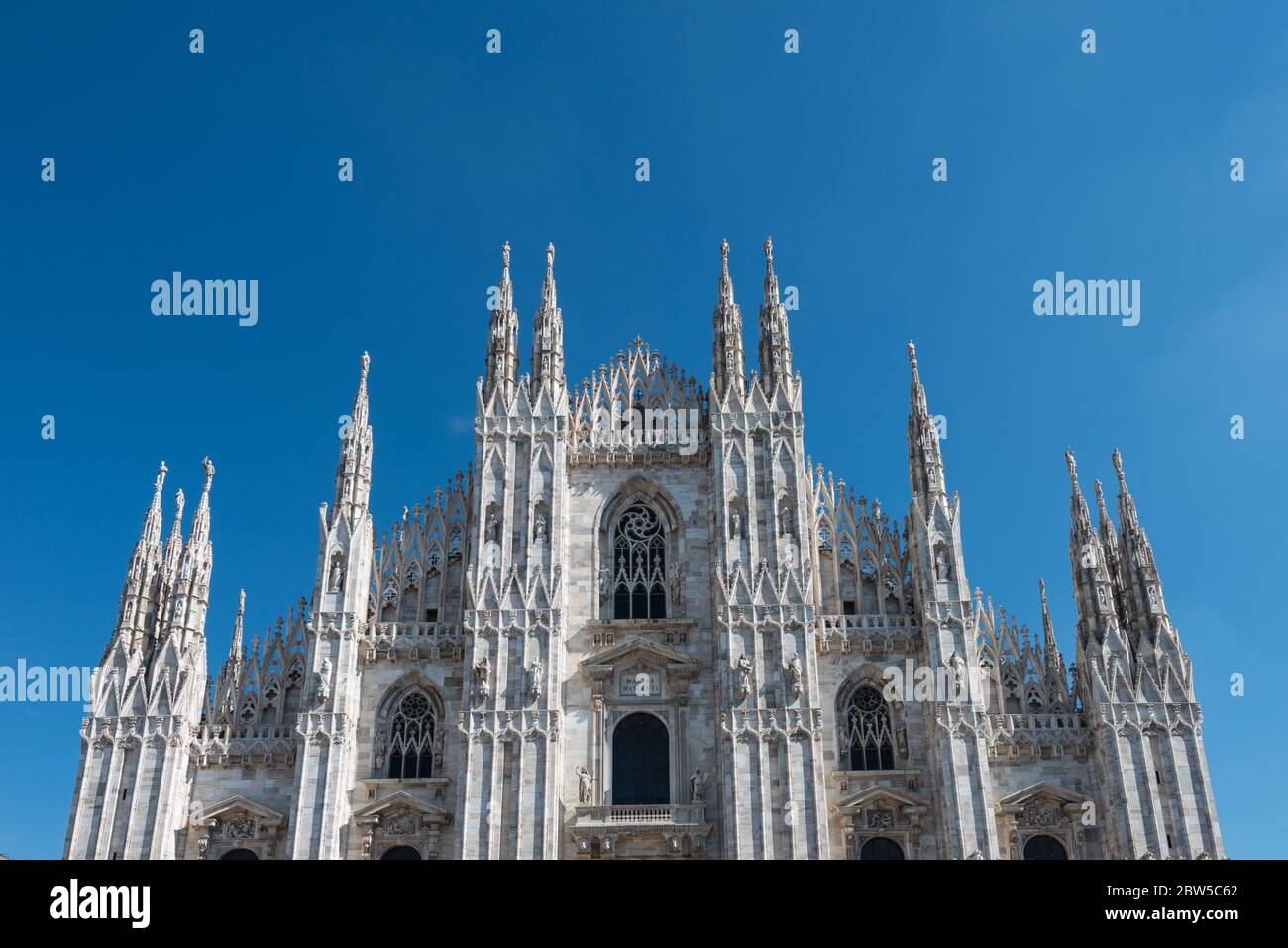 Imagen horizontal de la parte superior del Duomo di Milano, una importante catedral católica de Milán, Italia. Foto de stock