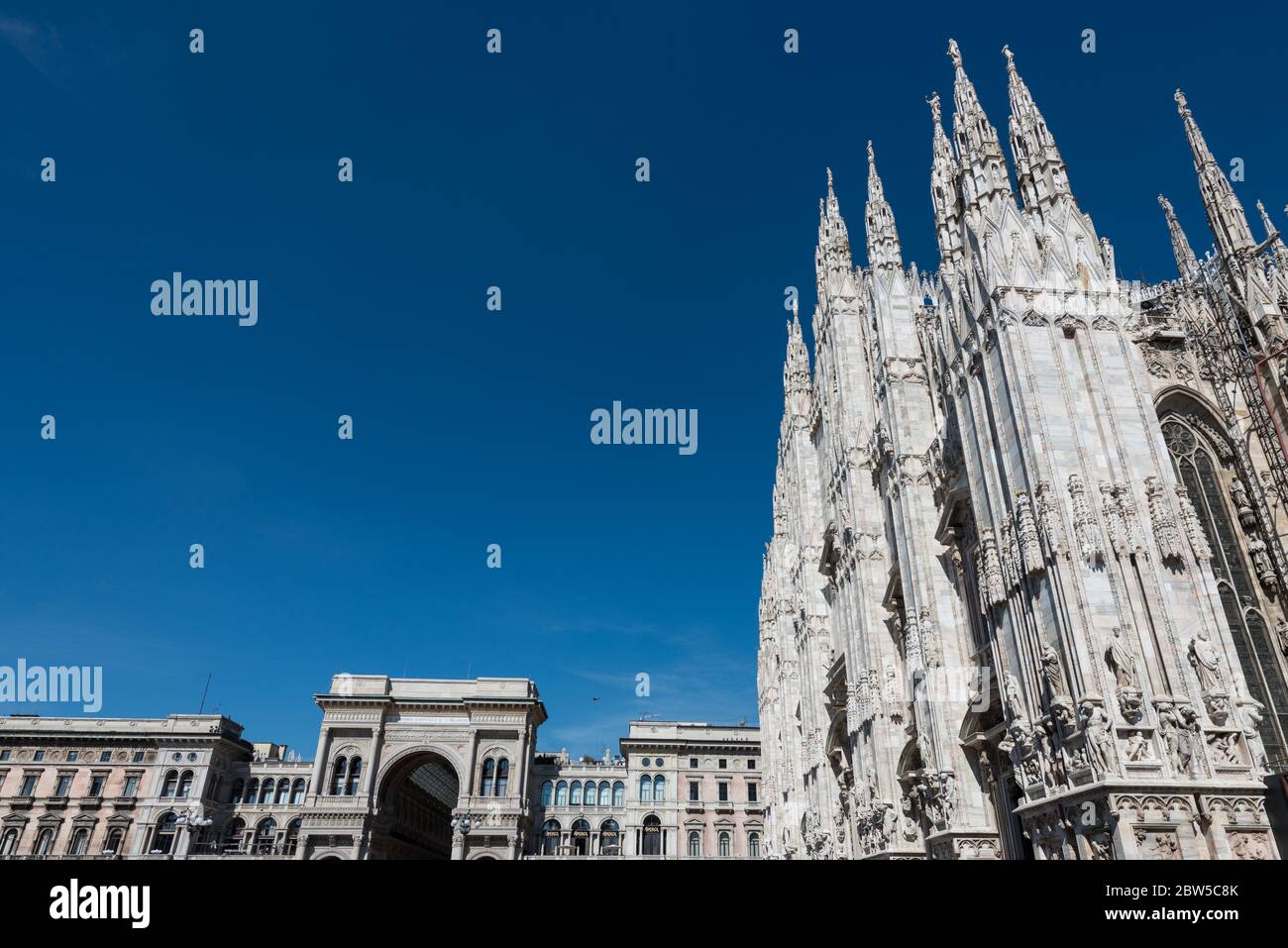 MILÁN, ITALIA - 16, MARZO de 2018: Imagen horizontal del Duomo di Milano y la Galería Vittorio Emanuele II en Milán, Italia. Foto de stock