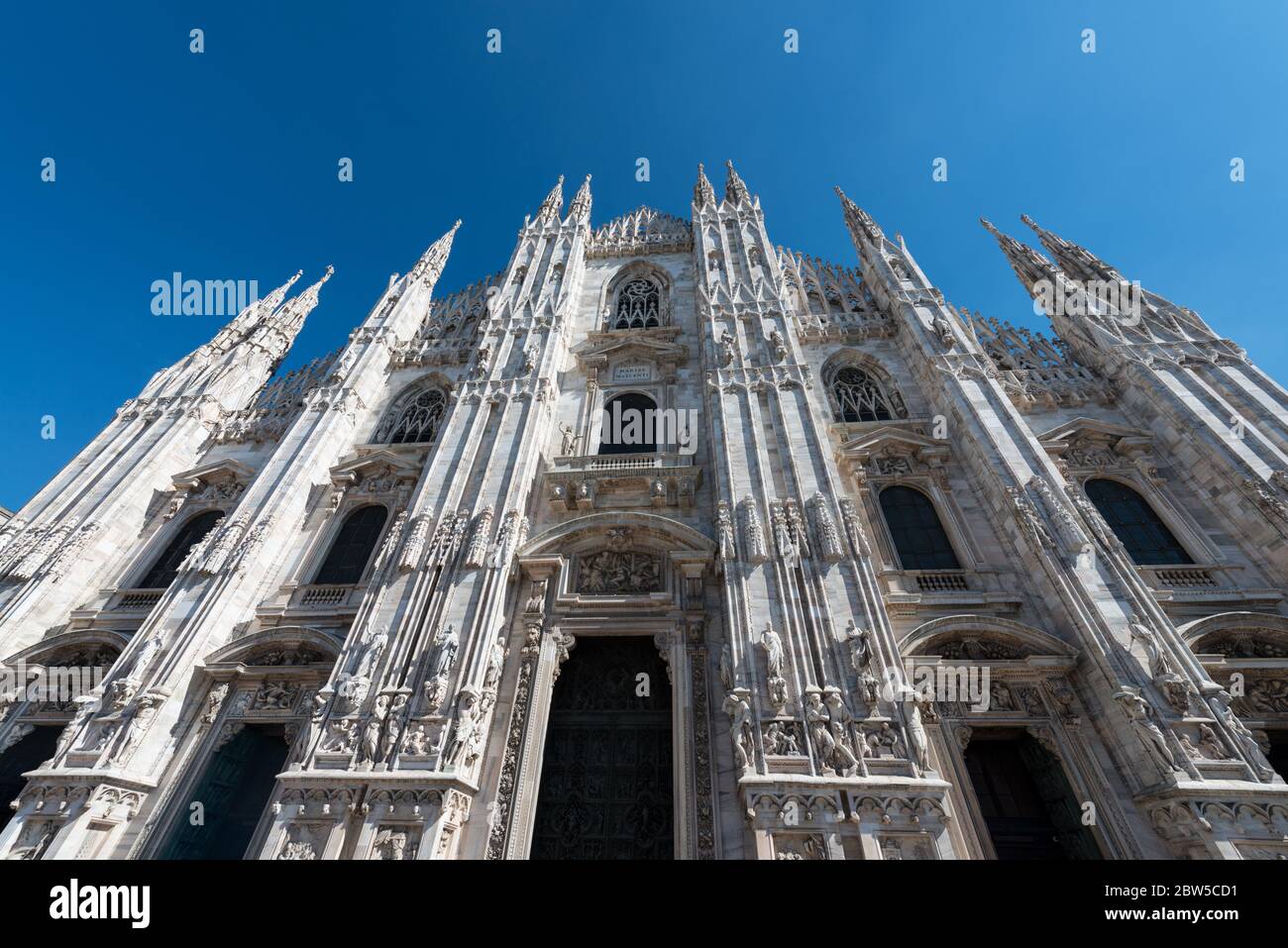 Imagen horizontal de la fachada del Duomo di Milano, una importante catedral católica de Milán, Italia. Foto de stock