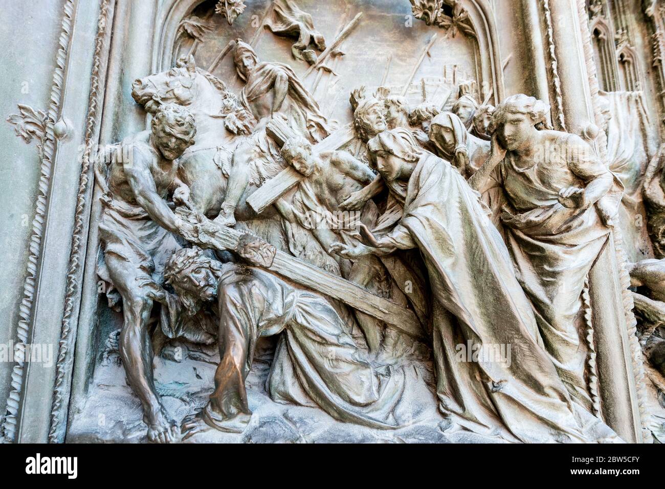 MILÁN, ITALIA - 16, MARZO de 2018: Imagen horizontal de la obra religiosa en las paredes del Duomo di Milano, una importante catedral católica en Milán, Italia Foto de stock