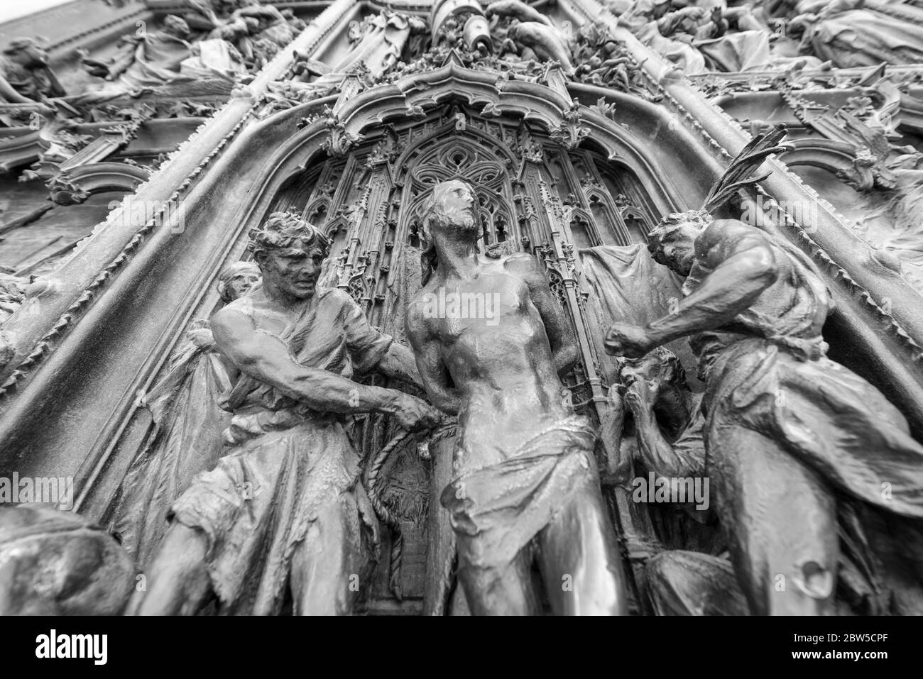MILÁN, ITALIA - 16, MARZO de 2018: Imagen en blanco y negro de obras de arte públicas en las paredes del Duomo di Milano, un recorrido turístico de Milán, Italia Foto de stock