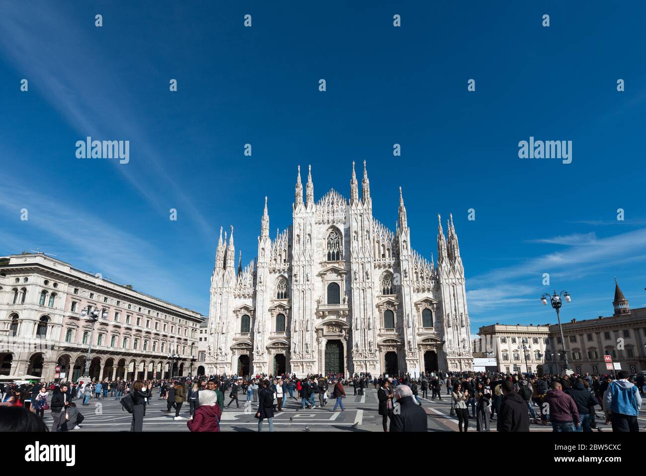 MILÁN, ITALIA - 16, MARZO de 2018: Imagen horizontal del Duomo di Milano y la Galería Vittorio Emanuele II durante el día azul del cielo en Milán, Italia. Foto de stock