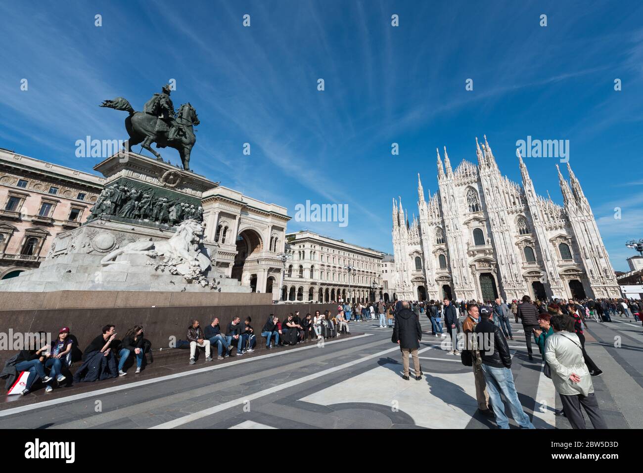 MILÁN, ITALIA - 16, MARZO de 2018: Imagen angular de la plaza y el Duomo di Milano en Milán, Italia Foto de stock