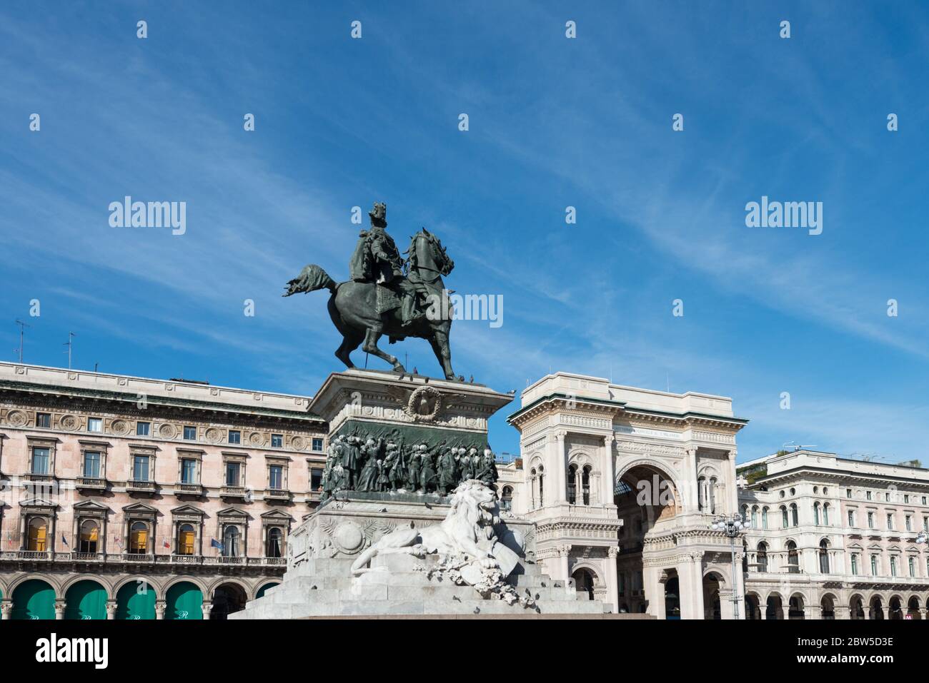 MILÁN, ITALIA - 16, MARZO, 2018: Imagen horizontal de la estatua y la Galería Vittorio Emanuele II, un recorrido turístico de Milán, Italia Foto de stock