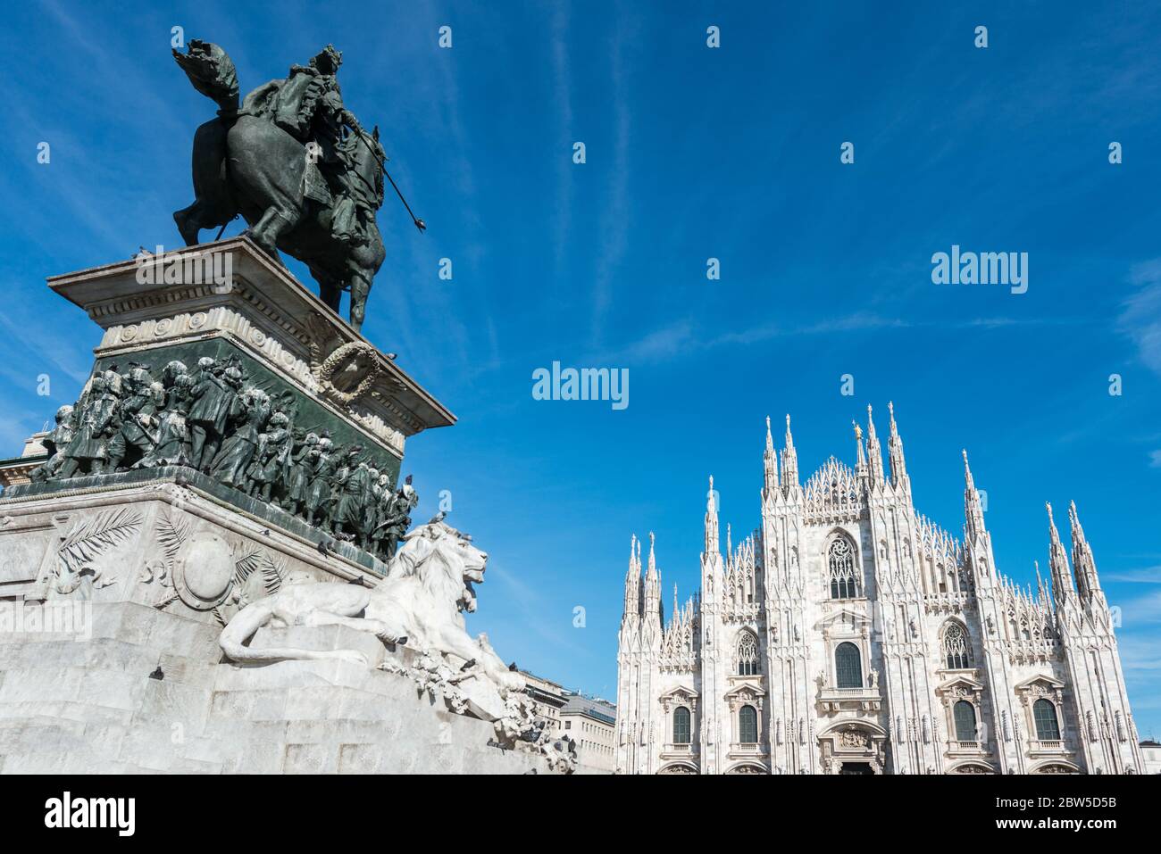 Imagen horizontal de la estatua y el Duomo di Milano, un recorrido turístico de Milán, Italia Foto de stock