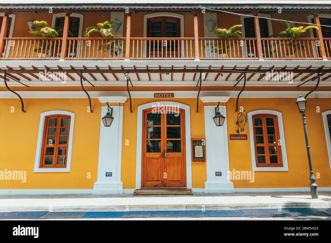 Un hotel en un edificio restaurado de la época colonial francesa con carpintería de madera en White Town, Pondicherry, India Foto de stock