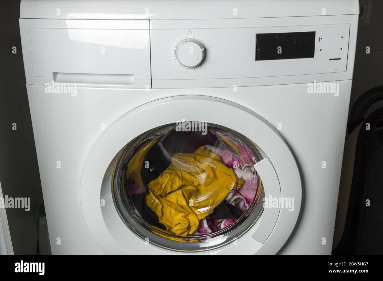 Secador de bolas y detergente de ropa en la cesta de mimbre cerca de la  lavadora, primer plano Fotografía de stock - Alamy