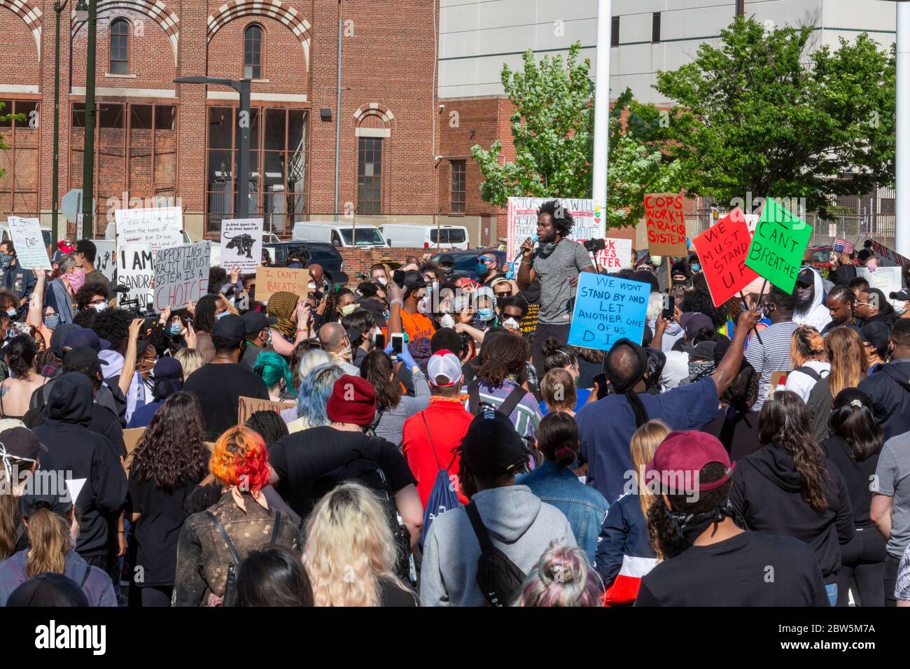 Detroit, Michigan, EE.UU. 29 de mayo de 2020. Miles de personas se reunieron para protestar contra la brutalidad policial y el asesinato policial de George Floyd en Minneapolis. Crédito: Jim West/Alamy Live News Foto de stock