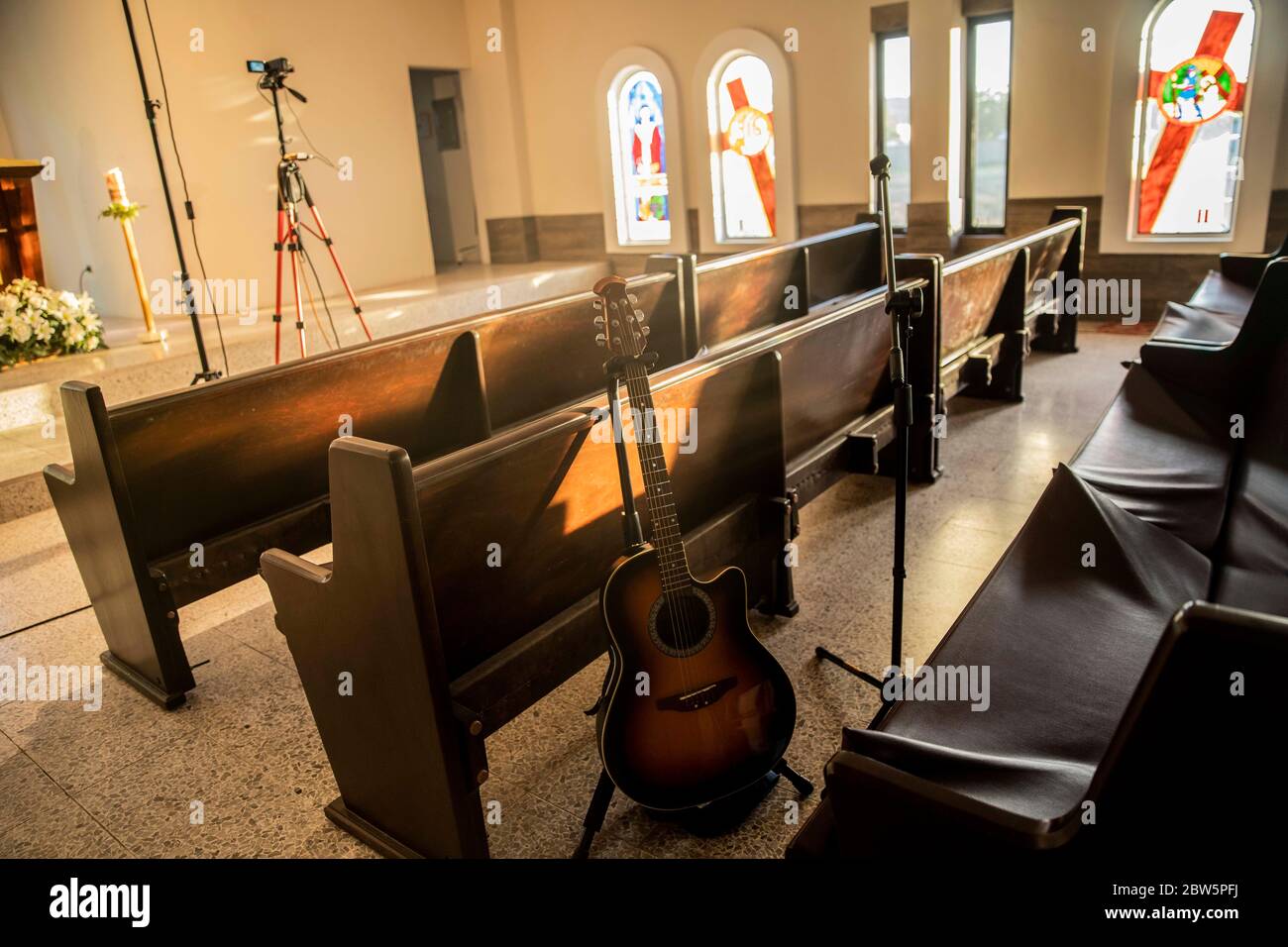 HERMOSILLO, MÉXICO - MAYO 27: Una guitarra está sola en un espacio donde el coro del templo de Santa María de Guadalupe suele cantar, ya que el inicio de la masa pandémica se ha mantenido a puerta cerrada a través de redes sociales, como parte de la saludable perturbación de Covid-19 el 27 de mayo de 2020 en Hermosillo, México. A pesar del creciente número de casos positivos de COVID-19 en el país, el programa "distancia saludable" finaliza el 31 de mayo, pero las restricciones continuarán en aquellas ciudades con un elevado número de casos confirmados. (Foto de Luis Gutiérrez/ Norte Foto) Foto de stock