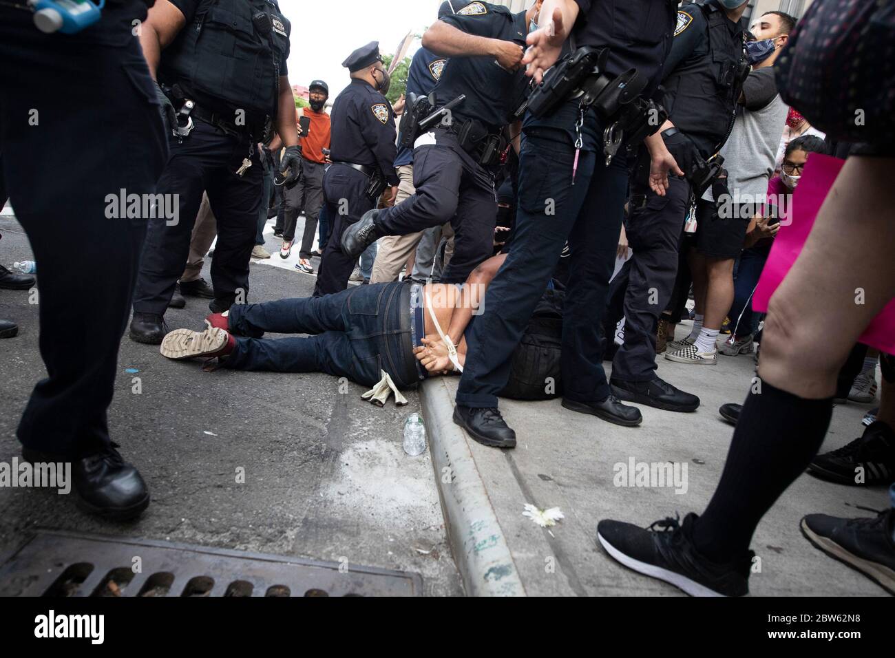 Nueva York, Nueva York, EE.UU. 29 de mayo de 2020. La policía de Nueva York arrestó a un manifestante durante una protesta y manifestación de la Jueza por GEORGE FLOYD en Center Street cerca del Tribunal Penal de Manhattan en Nueva York, Nueva York. Por segundo día consecutivo, los manifestantes se llevaron a la calle en protesta contra la reciente mala conducta policial, asesinatos raciales y altercados contra afroamericanos, incluyendo la última muerte de George Floyd por Minneapolis, el oficial de policía de Minnesota Derek Chauvin. En la protesta se hicieron varias detenciones. Crédito: Brian Branch Price/ZUMA Wire/Alamy Live News Foto de stock