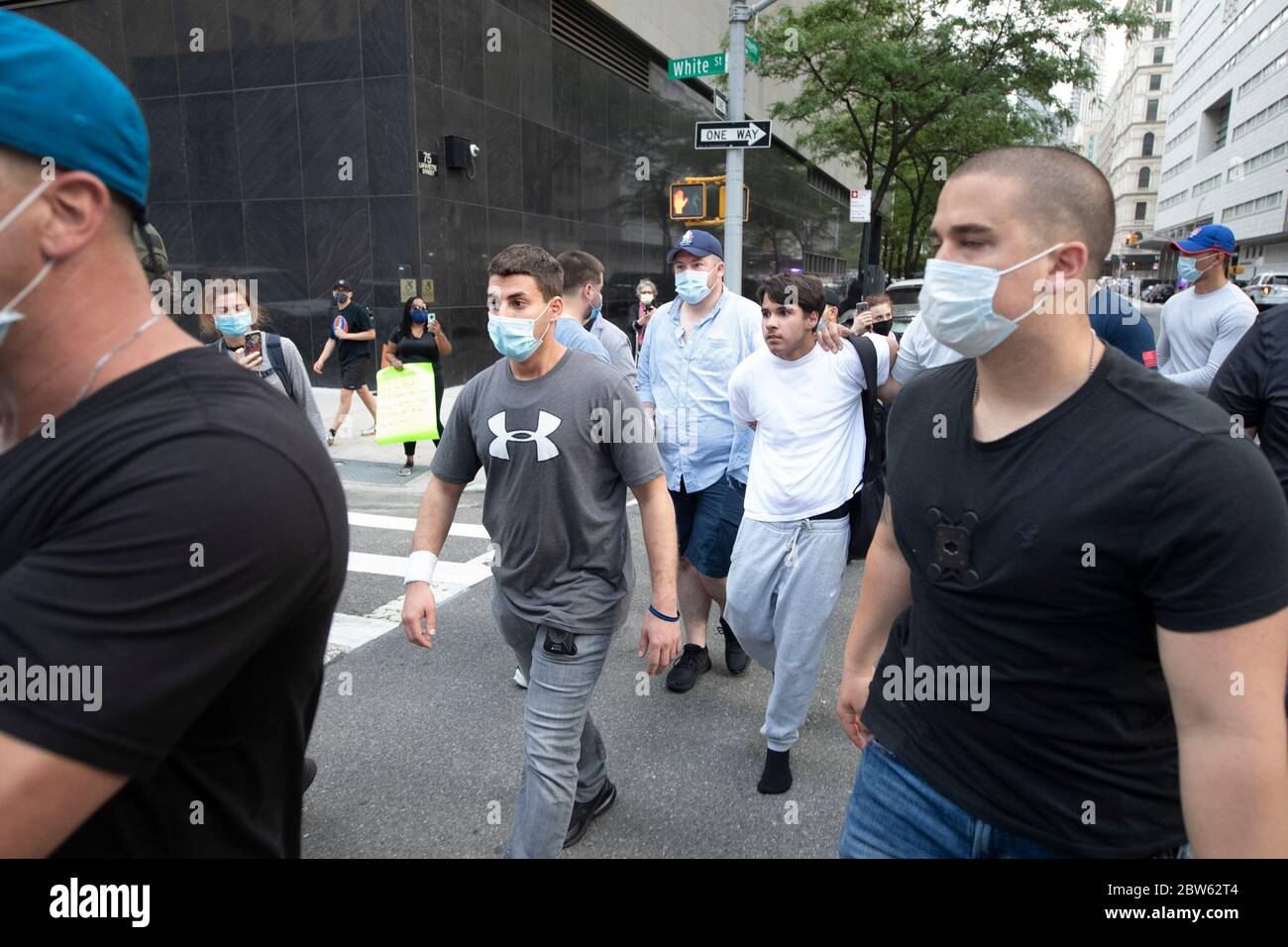 Nueva York, Nueva York, EE.UU. 29 de mayo de 2020. La policía de Nueva York arrestó a un manifestante durante una protesta y manifestación de la Jueza por GEORGE FLOYD en Center Street cerca del Tribunal Penal de Manhattan en Nueva York, Nueva York. Por segundo día consecutivo, los manifestantes se llevaron a la calle en protesta contra la reciente mala conducta policial, asesinatos raciales y altercados contra afroamericanos, incluyendo la última muerte de George Floyd por Minneapolis, el oficial de policía de Minnesota Derek Chauvin. En la protesta se hicieron varias detenciones. Crédito: Brian Branch Price/ZUMA Wire/Alamy Live News Foto de stock