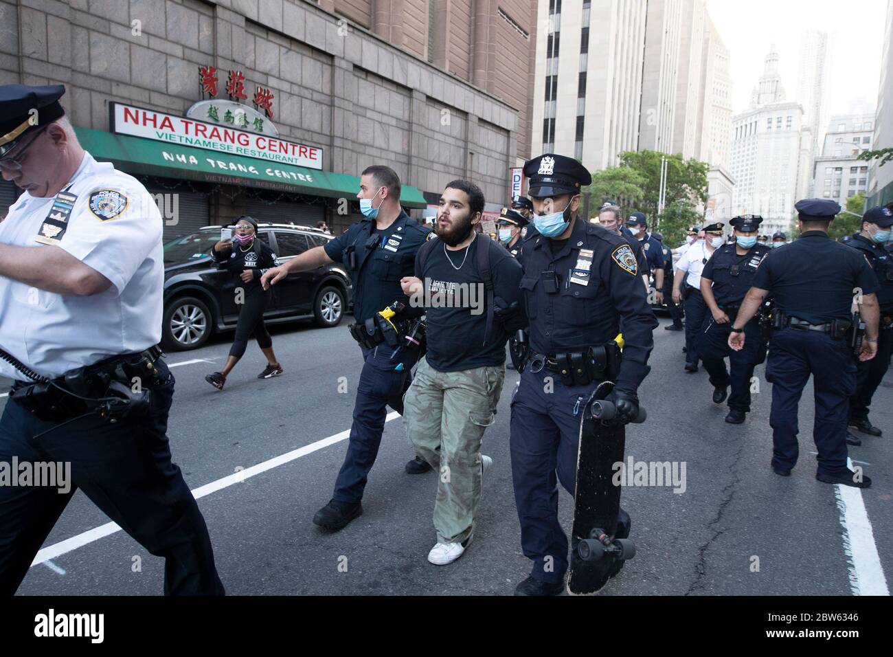 Nueva York, Nueva York, EE.UU. 29 de mayo de 2020. Nueva York la policía arrestó al manifestante Eduardo Manna durante el asesinato de George FLOYD durante una manifestación en Center Street cerca del Tribunal Penal de Manhattan en Nueva York, Nueva York. Durante el segundo día, los manifestantes se llevaron a la calle en protesta contra la reciente mala conducta policial, asesinatos raciales y altercados contra afroamericanos, incluyendo la última muerte de George Floyd por Minneapolis, el oficial de policía de Minnesota Derek Chauvin. Posteriormente se realizaron varias detenciones más. Crédito: Brian Branch Price/ZUMA Wire/Alamy Live News Foto de stock