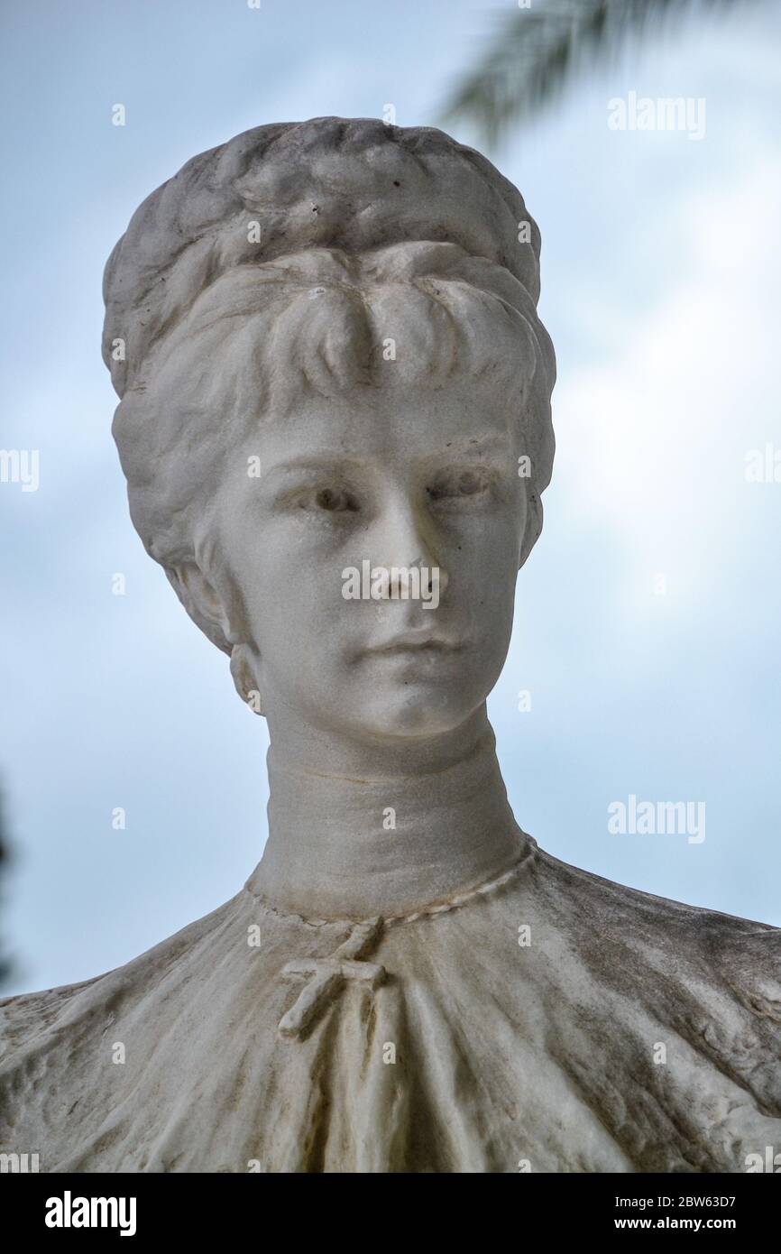 CORFÚ, GRECIA - SEP 07 2016: Estatua de Kaiserin Elisabeth Von Osterreich Emperatriz de Austria en el Palacio de Achilleion, Corfú, Grecia Foto de stock