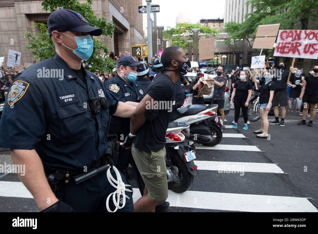 Nueva York, Nueva York, EE.UU. 29 de mayo de 2020. La policía de Nueva York arrestó a manifestantes durante el asesinato de George FLOYD durante una manifestación cerca del Tribunal Penal de Manhattan en Nueva York, Nueva York. Durante el segundo día, los manifestantes se llevaron a la calle en protesta contra la reciente mala conducta policial, asesinatos raciales y altercados contra afroamericanos, incluyendo la última muerte de George Floyd por Minneapolis, el oficial de policía de Minnesota Derek Chauvin. Posteriormente se realizaron varias detenciones más. Crédito: Brian Branch Price/ZUMA Wire/Alamy Live News Foto de stock