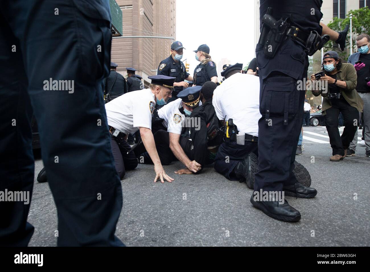 Nueva York, Nueva York, EE.UU. 29 de mayo de 2020. La policía de Nueva York arrestó a un manifestante durante una protesta y manifestación de la Jueza por GEORGE FLOYD en Center Street cerca del Tribunal Penal de Manhattan en Nueva York, Nueva York. Por segundo día consecutivo, los manifestantes se llevaron a la calle en protesta contra la reciente mala conducta policial, asesinatos raciales y altercados contra afroamericanos, incluyendo la última muerte de George Floyd por Minneapolis, el oficial de policía de Minnesota Derek Chauvin. En la protesta se hicieron varias detenciones. Crédito: Brian Branch Price/ZUMA Wire/Alamy Live News Foto de stock