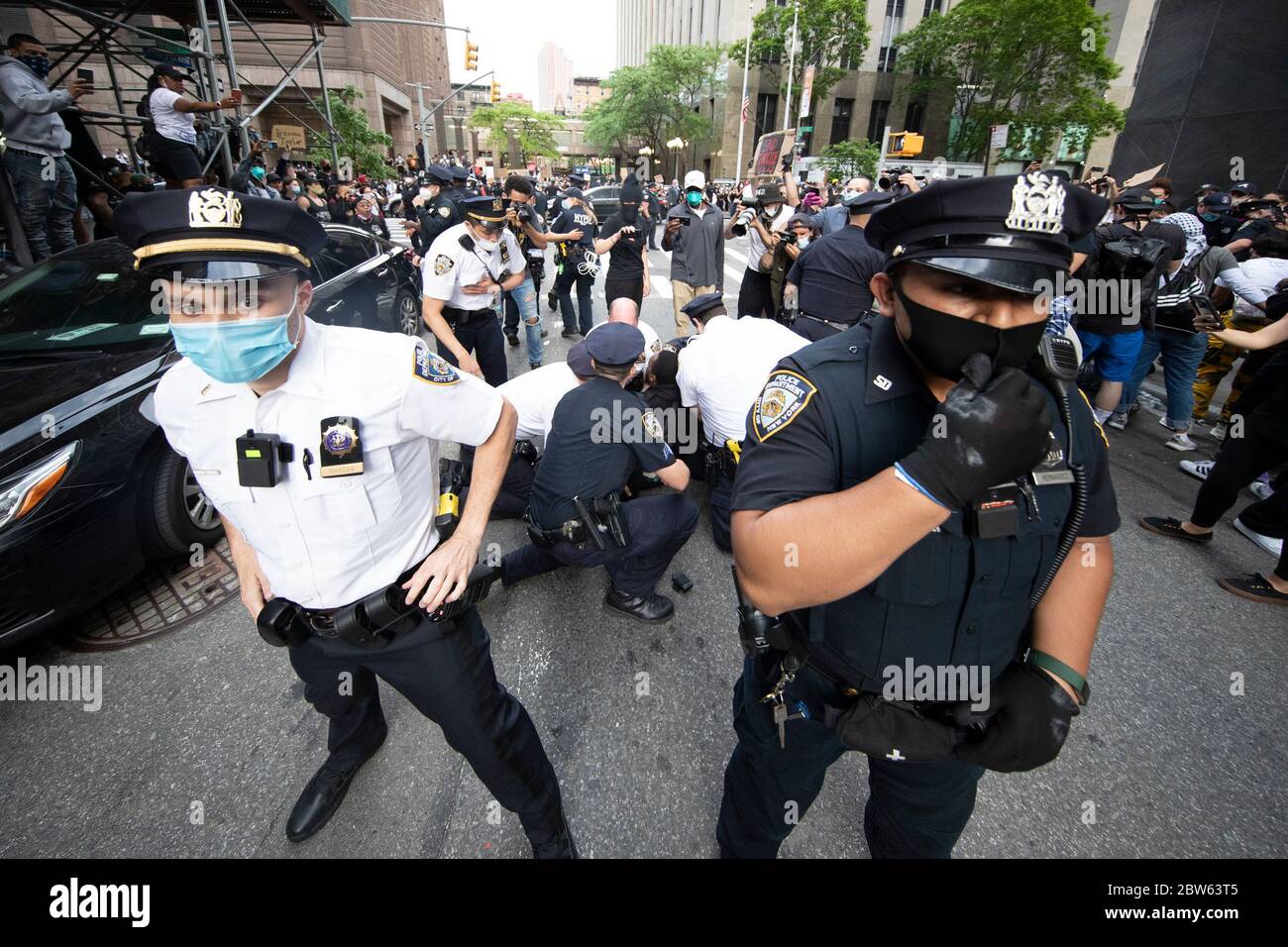 Nueva York, Nueva York, EE.UU. 29 de mayo de 2020. La policía de Nueva York arrestó a un manifestante durante una protesta y manifestación de la Jueza por GEORGE FLOYD en Center Street cerca del Tribunal Penal de Manhattan en Nueva York, Nueva York. Por segundo día consecutivo, los manifestantes se llevaron a la calle en protesta contra la reciente mala conducta policial, asesinatos raciales y altercados contra afroamericanos, incluyendo la última muerte de George Floyd por Minneapolis, el oficial de policía de Minnesota Derek Chauvin. En la protesta se hicieron varias detenciones. Crédito: Brian Branch Price/ZUMA Wire/Alamy Live News Foto de stock