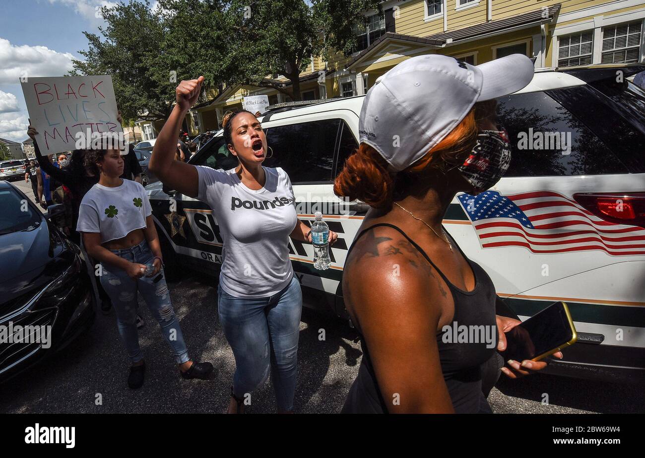 Windermere, Estados Unidos. 29 de mayo de 2020. Los manifestantes marchan fuera de una casa propiedad de Derek Chauvin, el oficial de policía de Minneapolis filmó una cinta de rodillas en el cuello de George Floyd antes de su muerte. El incidente ha provocado protestas en todo el país. Crédito: SOLA Images Limited/Alamy Live News Foto de stock