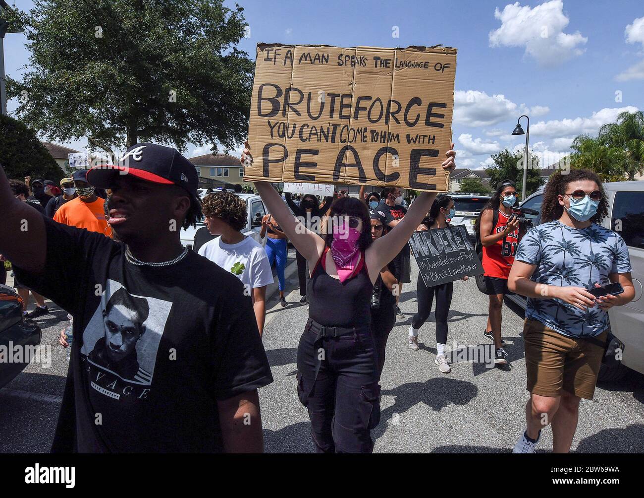 Windermere, Estados Unidos. 29 de mayo de 2020. Los manifestantes marchan fuera de una casa propiedad de Derek Chauvin, el oficial de policía de Minneapolis filmó una cinta de rodillas en el cuello de George Floyd antes de su muerte. El incidente ha provocado protestas en todo el país. Crédito: SOLA Images Limited/Alamy Live News Foto de stock