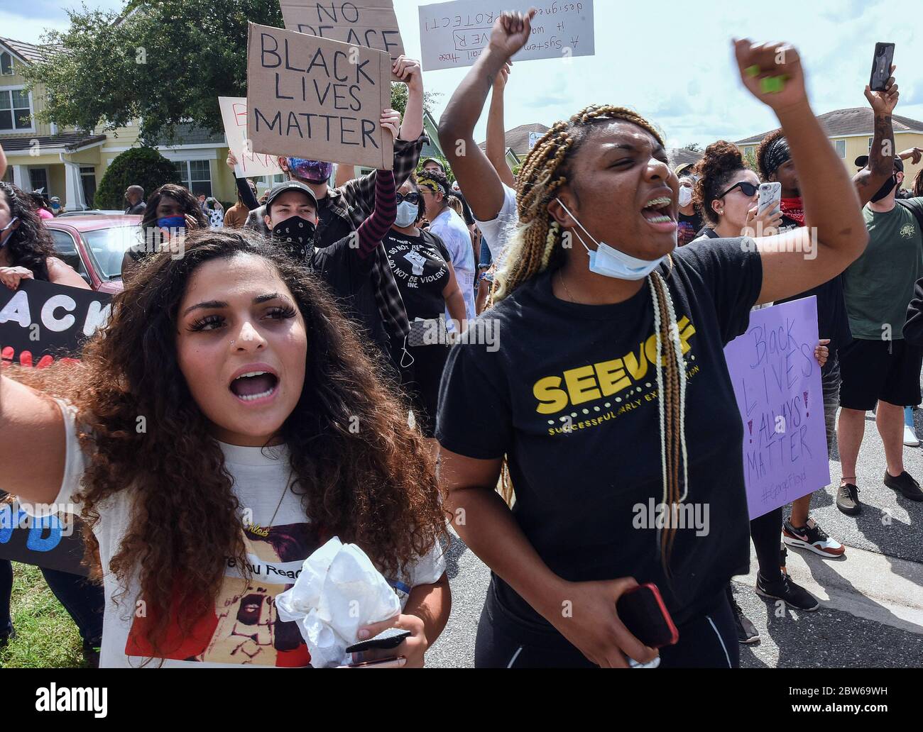 Windermere, Estados Unidos. 29 de mayo de 2020. Los manifestantes cantan eslóganes mientras marchaban fuera de una casa propiedad de Derek Chauvin, el oficial de policía de Minneapolis filmó una cinta de rodillas en el cuello de George Floyd antes de su muerte. El incidente ha provocado protestas en todo el país. Crédito: SOLA Images Limited/Alamy Live News Foto de stock