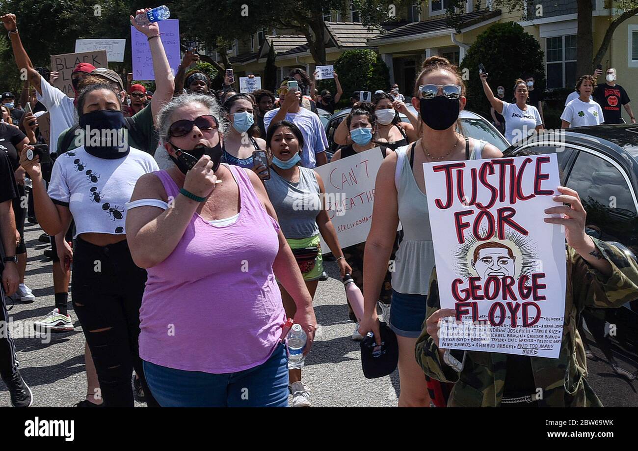 Windermere, Estados Unidos. 29 de mayo de 2020. Los manifestantes marchan fuera de una casa propiedad de Derek Chauvin, el oficial de policía de Minneapolis filmó una cinta de rodillas en el cuello de George Floyd antes de su muerte. El incidente ha provocado protestas en todo el país. Crédito: SOLA Images Limited/Alamy Live News Foto de stock