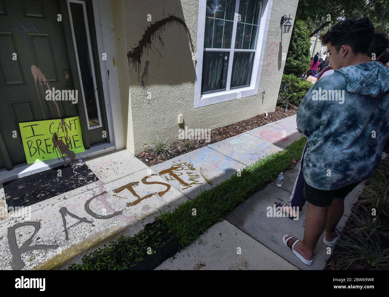 Windermere, Estados Unidos. 29 de mayo de 2020. Un manifestante mira el vandalismo de una casa propiedad de Derek Chauvin, el oficial de policía de Minneapolis filmado de rodillas en el cuello de George Floyd antes de su muerte. La muerte de Floyd ha provocado manifestaciones en todo el país. Crédito: SOLA Images Limited/Alamy Live News Foto de stock