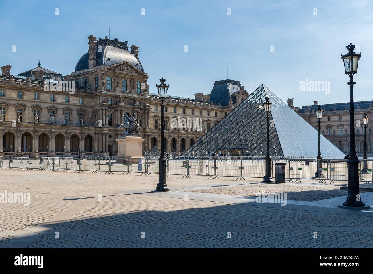 El Museo del Louvre cerró por la epidemia de Coronavirus - París, Francia Foto de stock