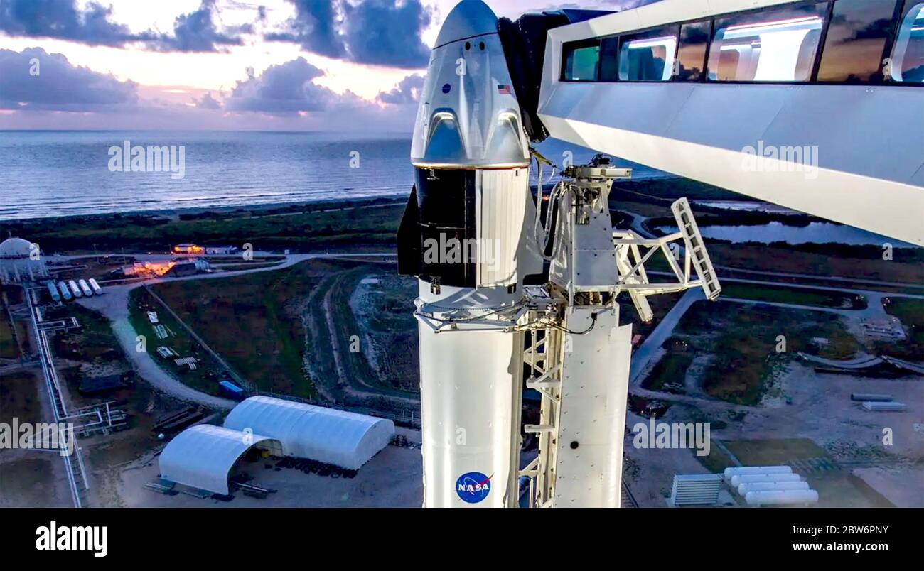 La tripulación de Spacex Dragon cápsula está preparada en una plataforma de lanzamiento Foto de stock