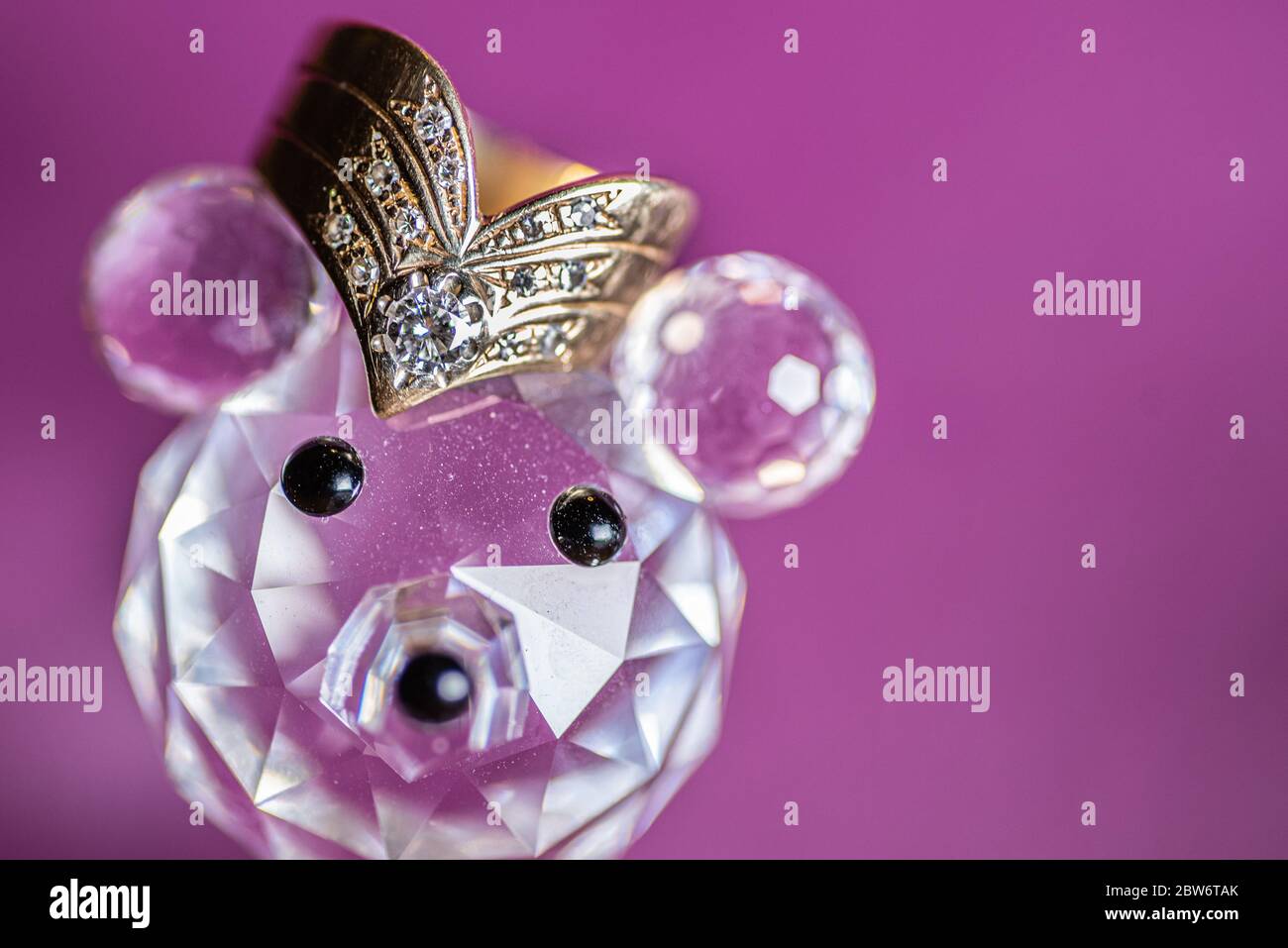 Anillo de Oro y Diamante de Boda como corona en una figurilla de oso de cristal Swarvoski Foto de stock