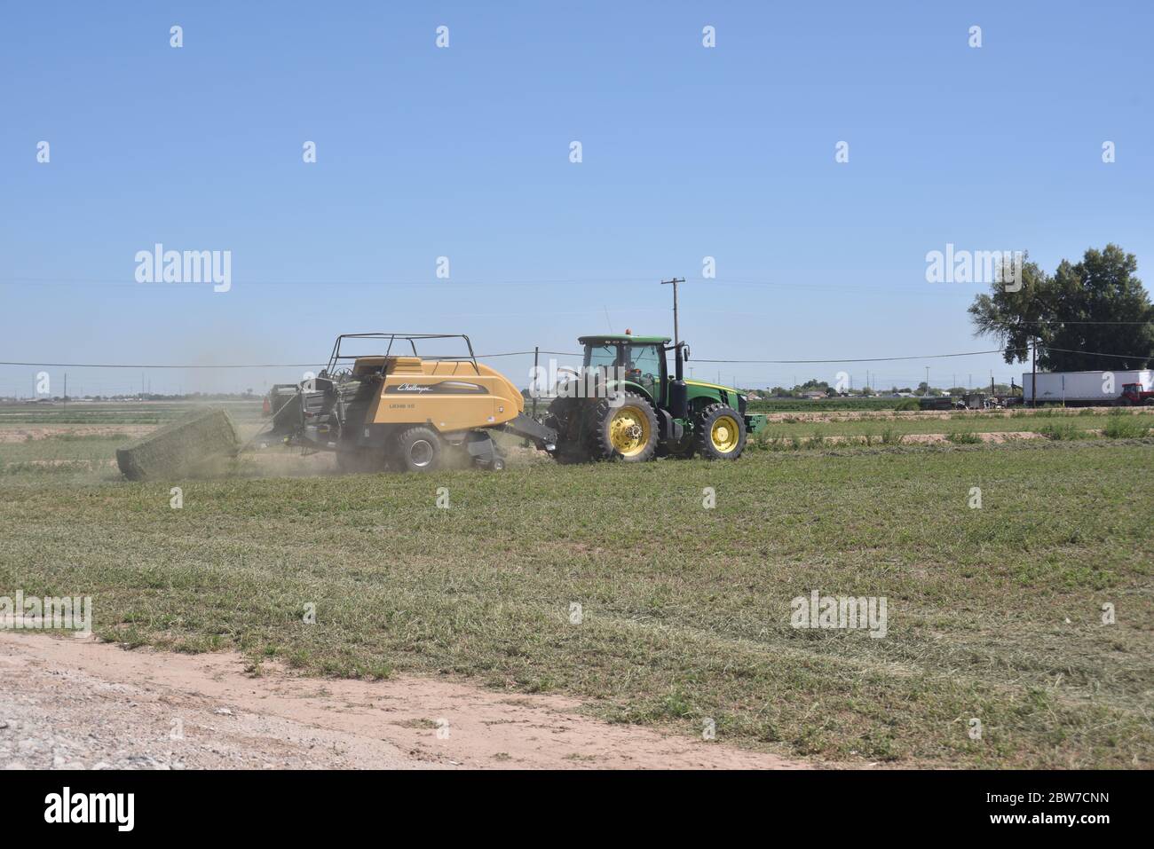 Tractor y empacadora de alfalfa fotografías e imágenes de alta resolución -  Alamy