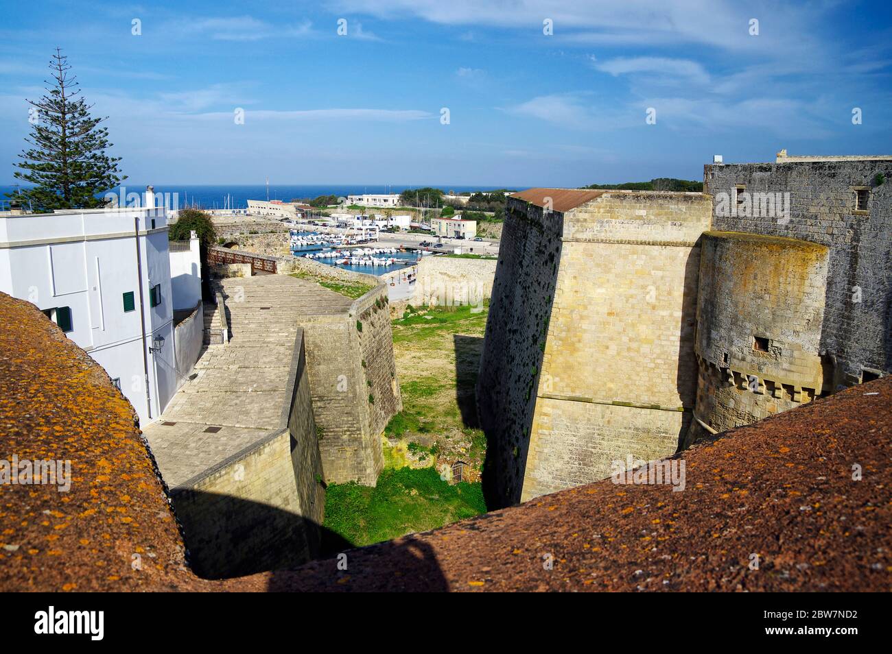 OTRANTO, APULIA, ITALIA - 30 DE MARZO de 2018: Una vista magnífica de la ciudad de Otrante desde las murallas del Castillo Aragonés medieval en Otranto, Apulia, Italia Foto de stock