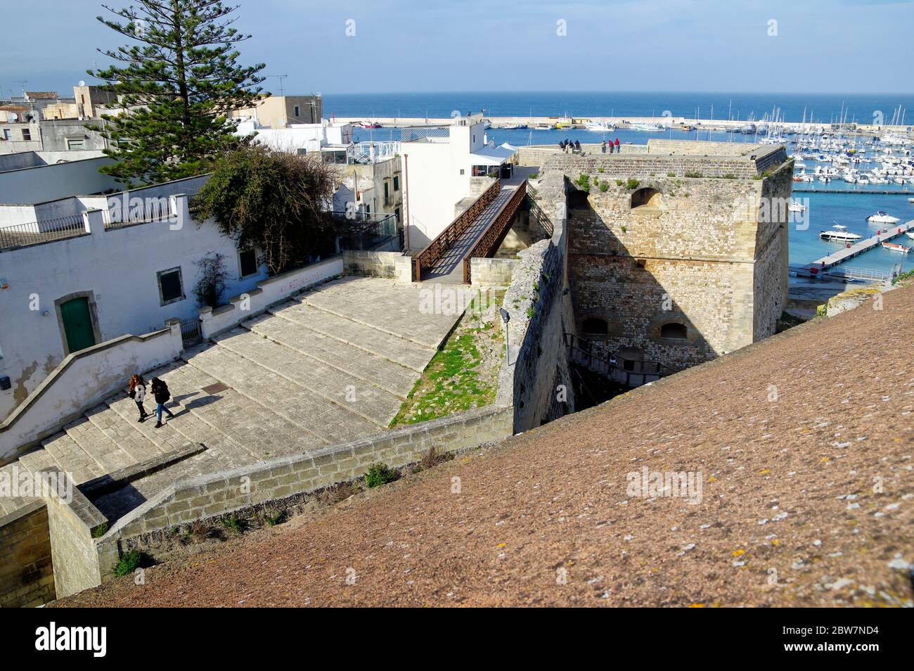 OTRANTO, APULIA, ITALIA - 30 DE MARZO de 2018: Un maravilloso paisaje urbano de la ciudad de Otranto desde las murallas del Castillo Aragonés medieval en Otranto, Apulia, Italia Foto de stock