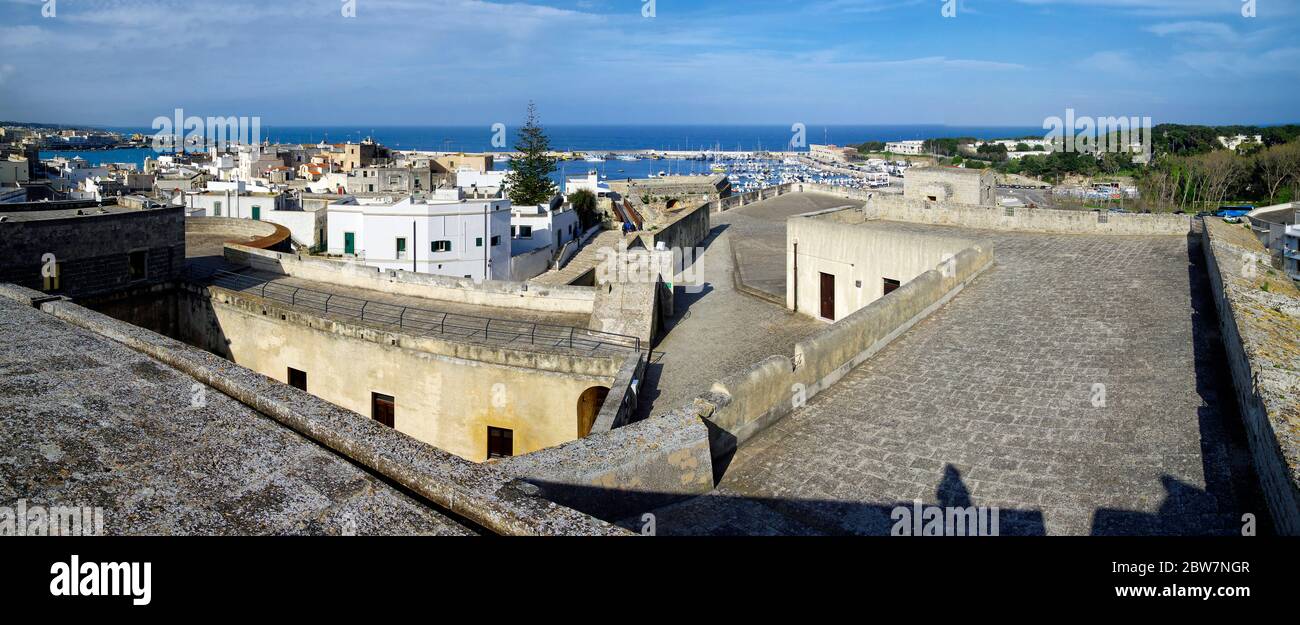 OTRANTO, APULIA, ITALIA - 30 DE MARZO de 2018: Una vista magnífica de la ciudad de Otranto desde las murallas del Castillo Aragonés medieval en Otranto, Apulia, Italia Foto de stock