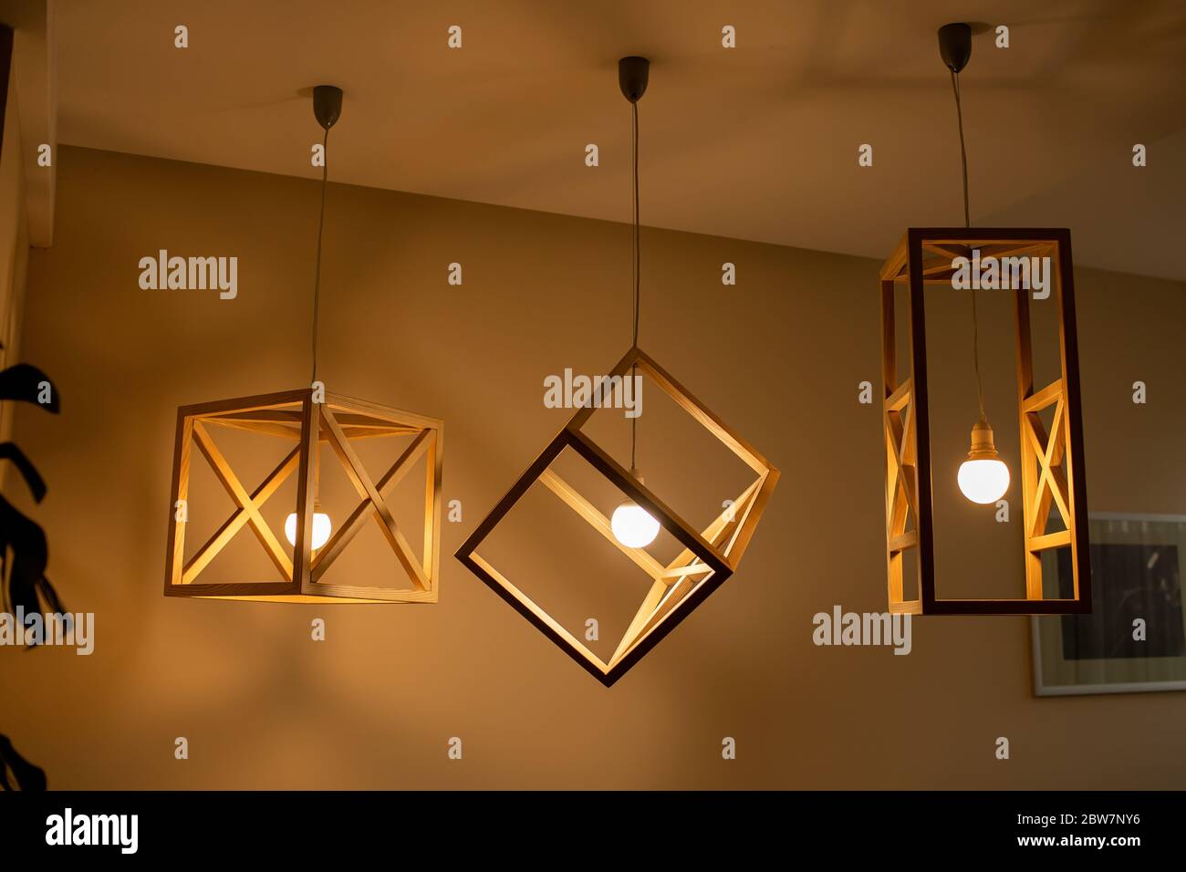 Lámparas de techo moderno lámpara de madera marco de forma geométrica  interior y loft decoración con paredes de madera blanca Fotografía de stock  - Alamy