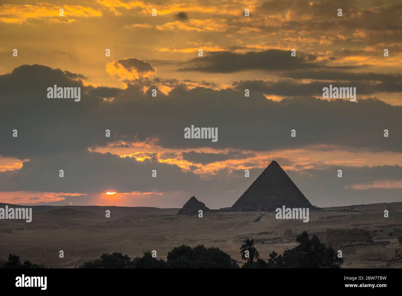 Puesta de sol en las pirámides de Giza Foto de stock