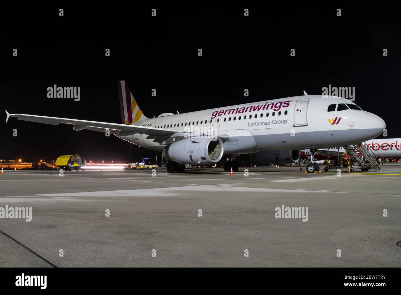 Germanwings Airbus A319-132 (D-AGWX) en der Nacht am Flughafen Stuttgart abgestellt Foto de stock