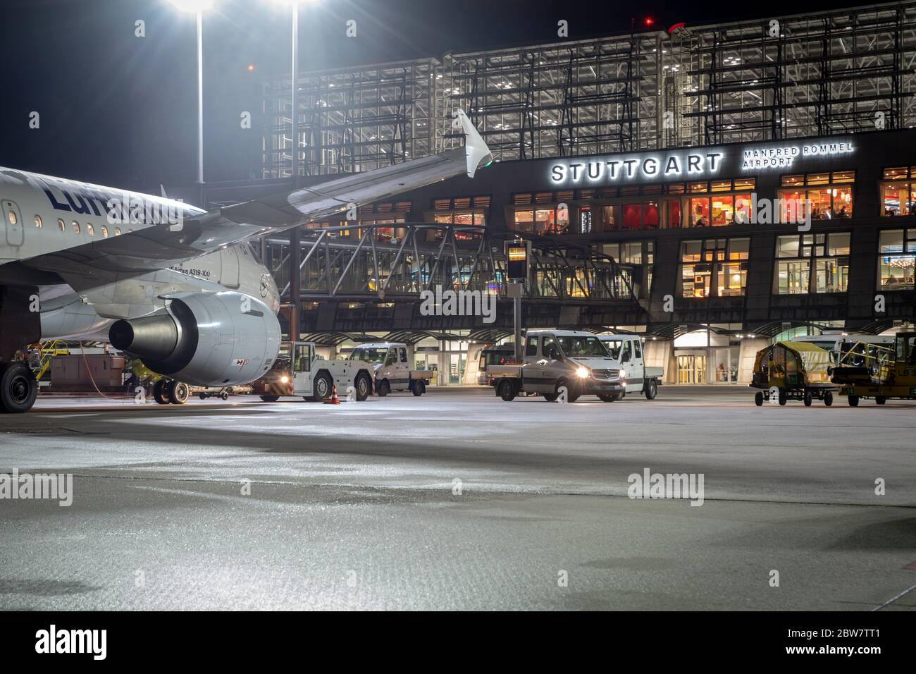 Flughafen Stuttgart Gebäude mit Leuchtendem Schchild 'Tuttgart Manfred Romme Airport' bei Nacht - Lufthansa Airbus A319 Foto de stock