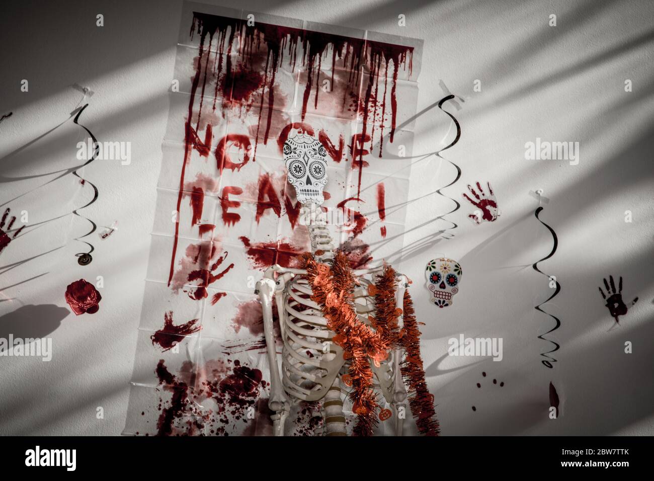 Skelett vor Plakat mit Blut - Gruselig Foto de stock
