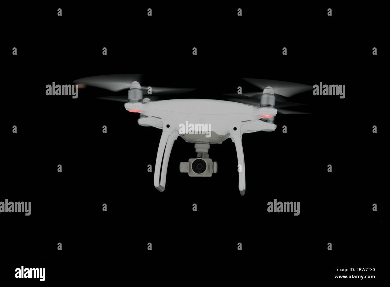 Drohne DJI Phantom 4 mit integrier, Gimbal-gelagerter Kamera fliegt Nachts  in der Luft - Flugdrohne Fotografía de stock - Alamy