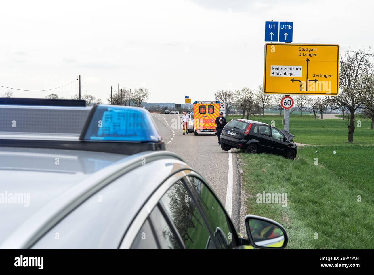 Mercedes der Verkehrspolizeidirektion Ludwigsburg bei einer Unfallaufnahme Foto de stock
