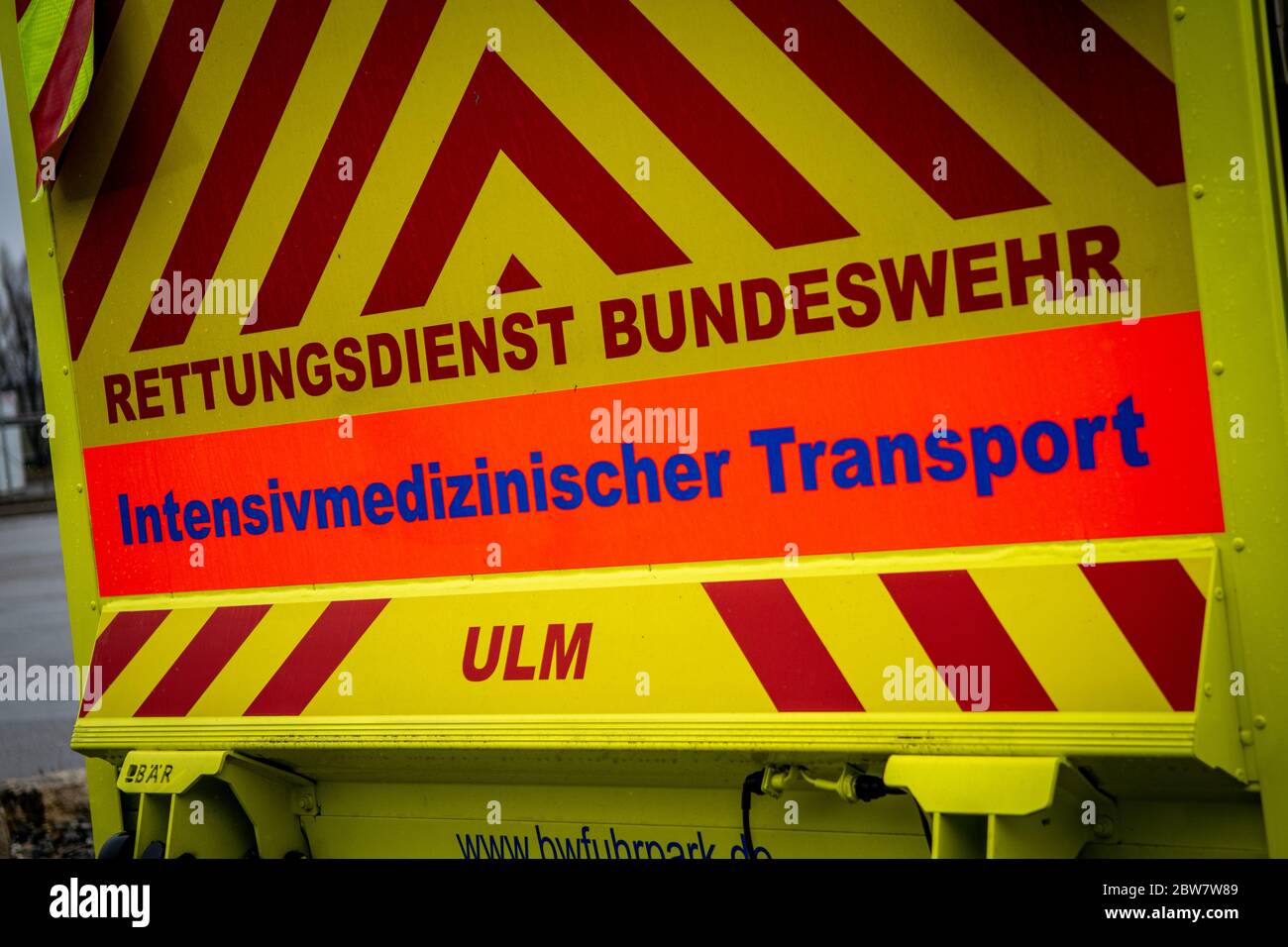 Intensivmedizinischer Transport des Bundeswehrkrankenhaus Ulm am Flughafen Stuttgart (29.03.2020) - Symbolbild Foto de stock