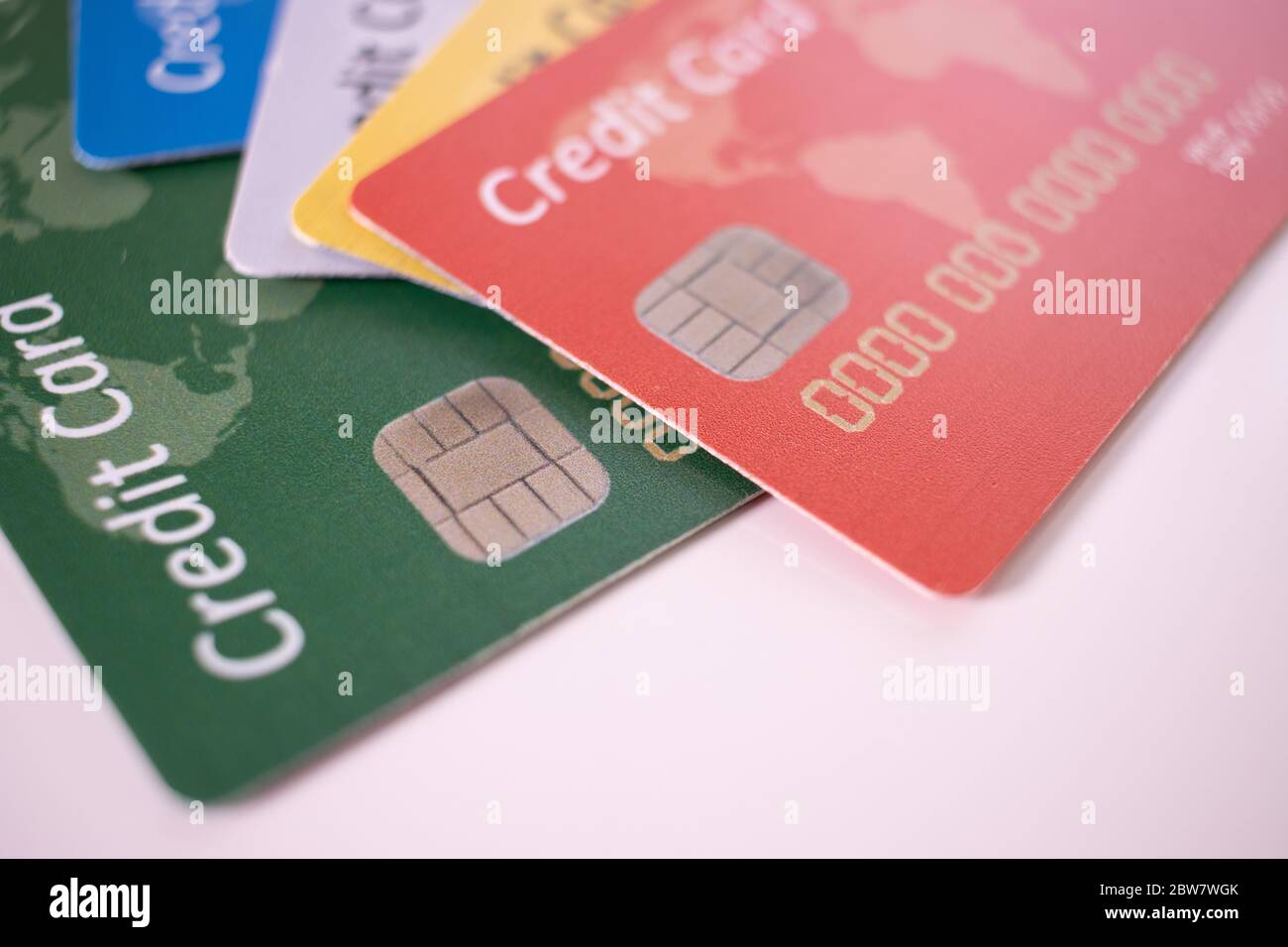 Juego de tarjetas de crédito en color en blanco Foto de stock