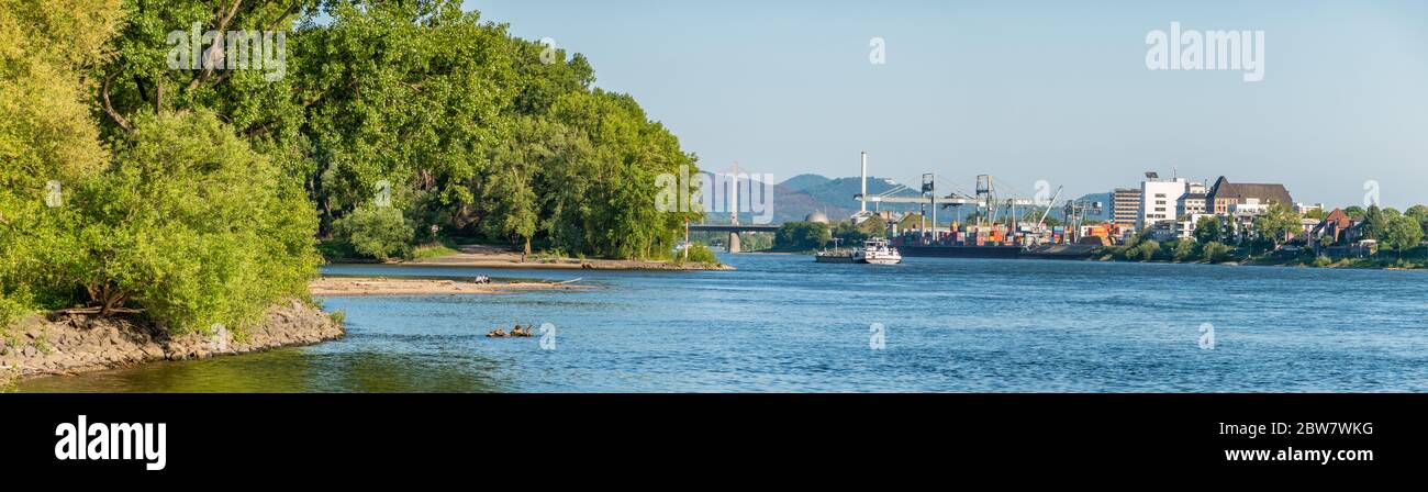 alemania, Bonn, vista desde la desembocadura del río Sieg hacia la ciudad de Bonn y la sierra Siebengebirge (siete montañas) Foto de stock