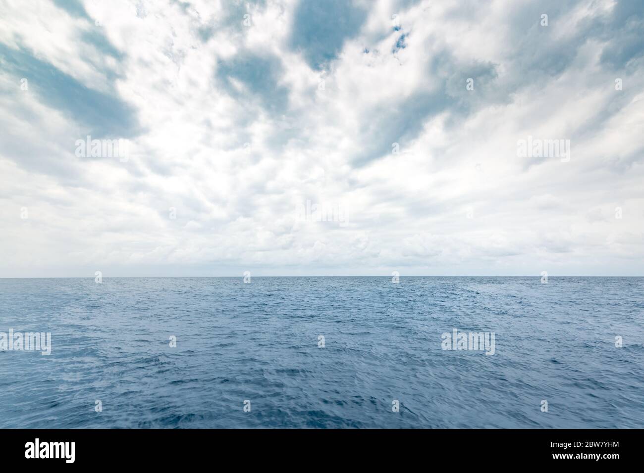 Paisaje marino panorámico hermoso con nubes en un día soleado. Mar o agua oceánica con horizonte Foto de stock