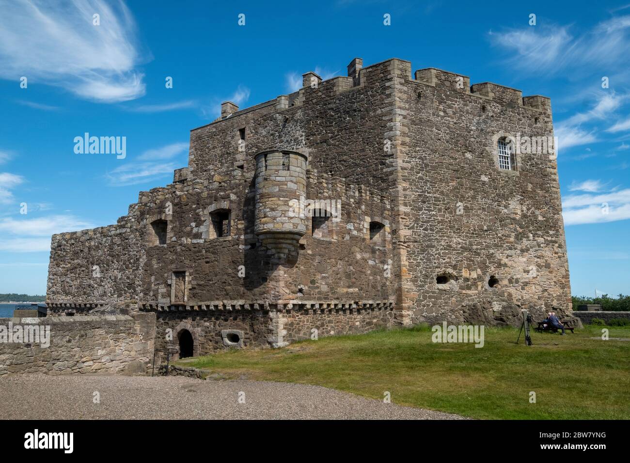 El castillo de la oscuridad en las orillas del Firth de Forth, West Lothain. Ha sido utilizado como una localización de cine y más recientemente en la serie de televisión Outlander. Foto de stock